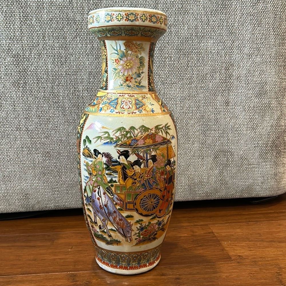 Asian style ceramic vase. EUC